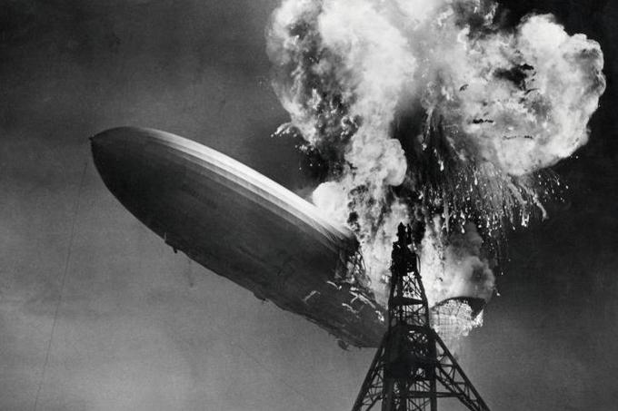 LZ 129 Hindenburg se je 6. maja 1937 tragično ponesrečil ob prihodu v ZDA. Umrlo je 36 ljudi. Dogodek je pomenil konec obdobja komercialnega prevozništva potnikov z zrakoplovi. | Foto: Thomas Hilmes/Wikimedia Commons