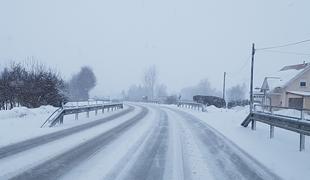 Sneg povzroča prometne težave na Koroškem