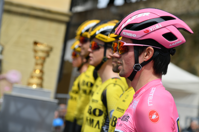 Pri vseh ključnih vzponih so njegovi moštveni kolegi predčasno izgubili stik s skupino. | Foto: Giro/LaPresse