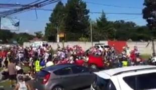 Na kolesarski dirki v Kostariki taksist povzročil množičen padec (video)