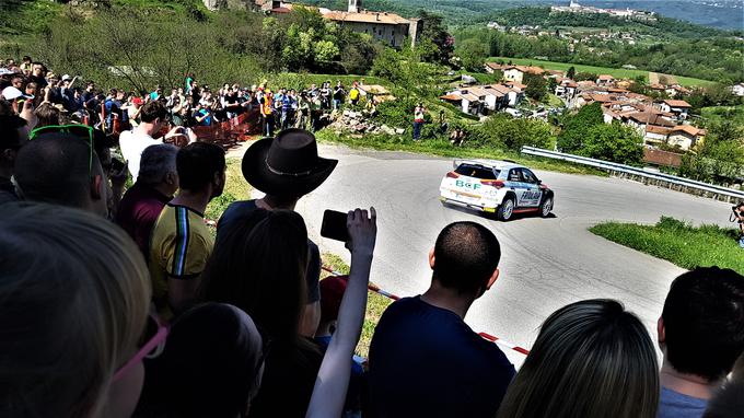 Odlično vzdušje na znamenitih ovinkih nad Velikimi Žabljami | Foto: Gregor Pavšič