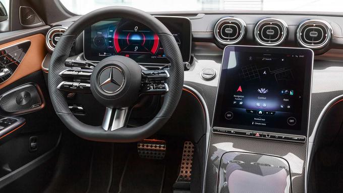 Ekran je nagnjen k vozniku za boljšo preglednost. Drugačno podobo imajo tudi prezračevalne šobe. | Foto: Mercedes-Benz