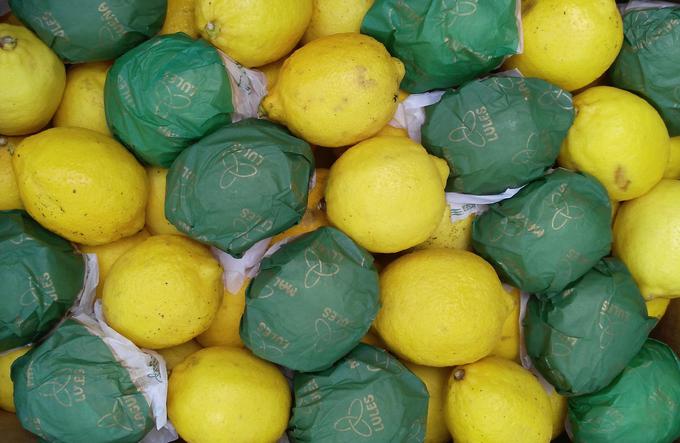 V spomladanskem in letnem času slovenski trgovci limone uvažajo iz južnoameriških držav, zaradi česar so cene že tako ali tako višje, letos pa jih je dodatno zvišalo neugodno vreme v državah pridelovalkah. | Foto: Andreja Lončar