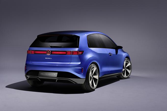 Del zadka je tudi osvetljen Volkswagnov logotip, kar bo kot prvi serijsko predstavil že prenovljeni touareg.
 | Foto: Volkswagen