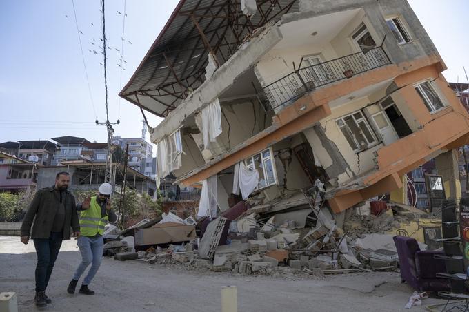 Potres, ki je 6. februarja z magnitudo 7,8 porušil obsežno območje na meji med Turčijo in Sirijo, je zahteval več kot 50.000 življenj. Potres je razgalil tudi slabo gradnjo objektov, ki naj bi bili potresno varni, a to tudi zaradi korupcije nadzornih organov niso bili. To je povzročilo tudi politične težave za predsednika Erdogana in proteste. | Foto: Guliverimage/Vladimir Fedorenko