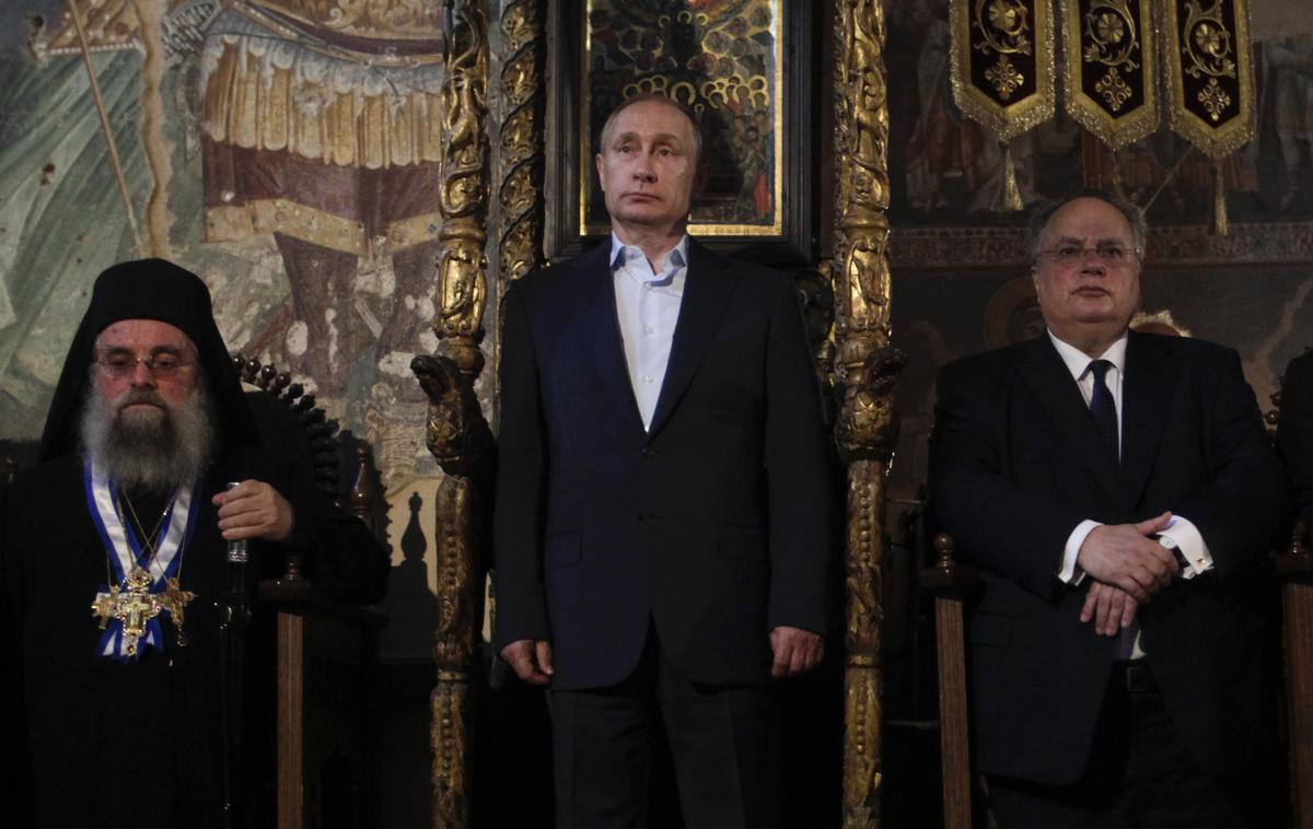 Vladimir Putin na gore Atos leta 2016 | Maja 2016 je ruski predsednik obiskal sveto goro Atos. Na fotografiji v cerkvi Protaton, ki je znana tudi kot cerkev Marijinega vnebovzetja, je desno ob njem tedanji grški zunanji minister Nikos Kocias.  | Foto Reuters