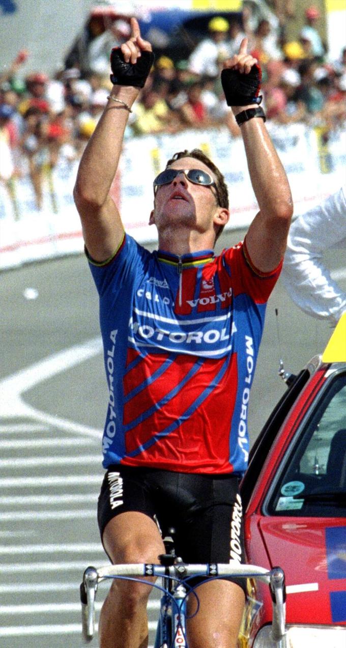 Dva dni po smrti Casartellija je njegov moštveni šef, Lance Armstrong, dosegel etapno zmago. Ob prihodu skozi ciljno črto se je v čast pokojnemu prijatelju, ta je pred smrtjo za ta dan tudi sam načrtoval naskok na etapno zmago, ozrl v nebo in dvignil roke in s tem simbolično nakazal, da tudi ob zmagi misli nanj. | Foto: 