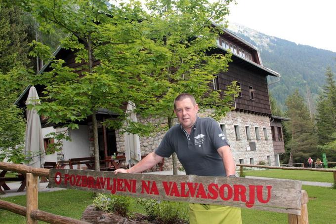 Valvasorjev dom je pogosta vmesna postojanka, kjer se planinci ustavijo na poti na Stol ali s Stola. (na fotografiji: oskrbnik doma Aleš Štefe). | Foto: 