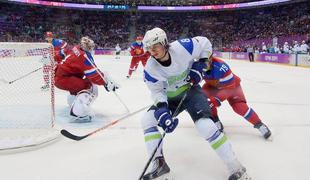 Hokejisti namučili mogočne Ruse, biatlonci streljali slabo