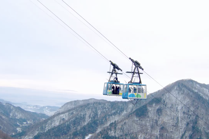 Velika planina Dunking Devils | Lastniki koč na Veliki Planini zaradi nedelovanja nihalke zahtevajo zamenjavo direktorja družbe Velika planina Leona Kedra.