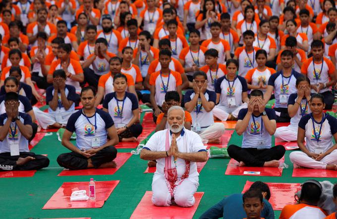 Indijski premier Narendra Modi med izvajanjem joge na svetovni dan joge, ki ga obeležujemo 21. junija. | Foto: Reuters