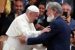 Papež na obisku pri Opeki: Uboštvo ni stvar usojenosti #foto #video