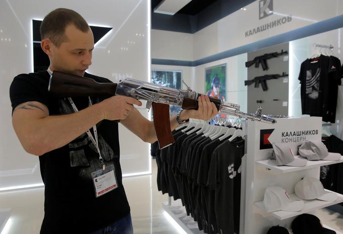 "Povsem jasno bo, da ne gre za pravo strelno orožje. Prodajani izdelki niso nevarni," poudarja Vladimir Dmitriev, vodja marketinga pri Kalašnikovu. | Foto: Reuters