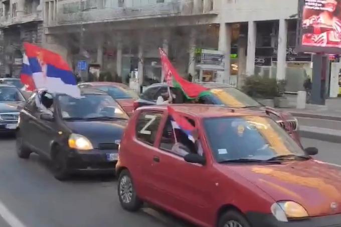 Ob srbskih in ruskih so z vozil zaplapolale celo beloruske zastave. | Foto: Twitter / Posnetek zaslona