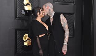 Vroči poljubi in razgaljene prsi na rdeči preprogi Grammyjev #foto #video