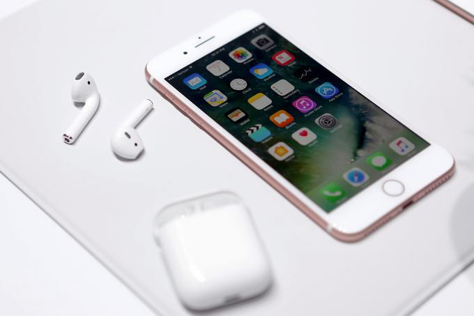 iPhone 7 (na fotografiji v družbi brezžičnih slušalk AirPods) k nam prihaja v petek, 23. septembra. | Foto: Reuters