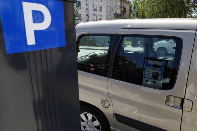 Parkiranje | Na zadnji predpočitniški seji celjski mestni svetniki predloga, da bi se podaljšal čas plačevanja parkiranja v modri coni za dve uri, kar pomeni do 18. ure, niso podprli. | Foto STA