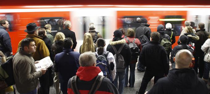 V Münchnu je v vsakodnevni promet vključenih okrog 1,5 milijona ljudi, ki lahko uporabljajo podzemno in klasično železnico, tramvaje, avtomobilski "car sharing" in podobno. | Foto: Reuters