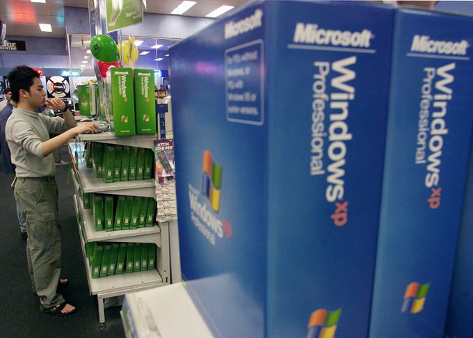 V prvih petih letih po izidu je Microsoft prodal okrog 400 milijonov izvodov Windowsov XP, do aprila 2014, ko se je končala podpora za XP-je, pa okroglo milijardo.  | Foto: Reuters