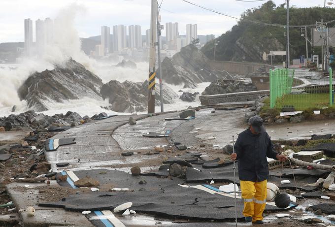 Na jugu države so oblasti v treh provincah zaradi nevarnosti poplav in plazov evakuirale več kot 3.400 ljudi, še 15 tisoč ljudem pa so svetovali, naj zapustijo domove. Na območju je poleg tega brez elektrike ostalo približno 20 tisoč domov. Na fotografiji Ulsan.  | Foto: Reuters