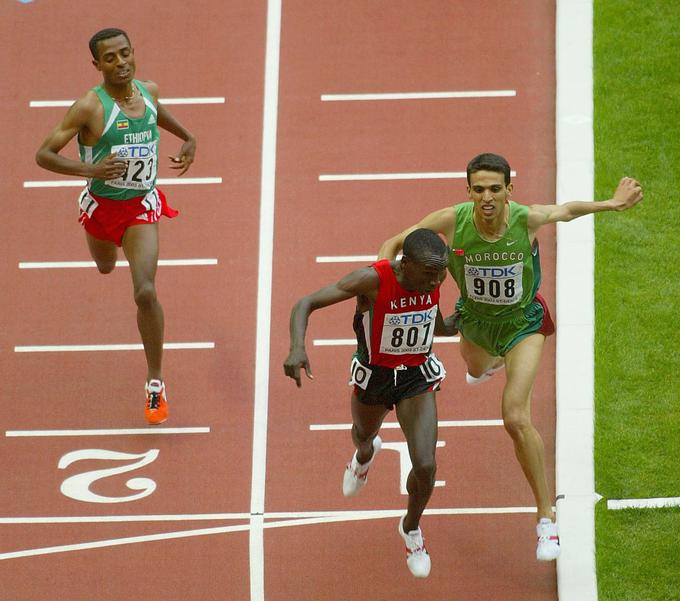 Takole je Eliud Kipchoge z 18 leti v Parizu leta 2003 postal svetovni prvak v teku na 5000 metrov, ko je v dramatičnem finišu prehitel svetovnega rekorderja v teku na 1500 metrov Hichama El Guerrouja. in tudi poznejšega svetovnega rekorderja na 5 in 10.000 metrov Keneniso Bekeleja. | Foto: Getty Images