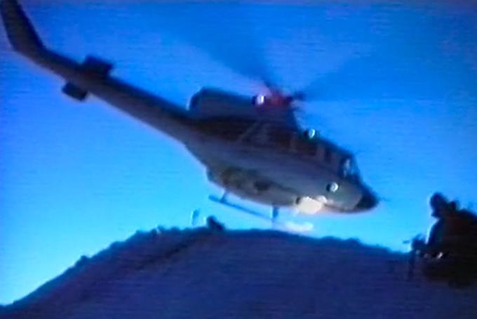 Na vrhu Triglava je močno pihalo, a helikopterju je uspelo dostaviti vso ekipo in vso opremo. (Foto: zajem iz filma Janeza Brojana) | Foto: 
