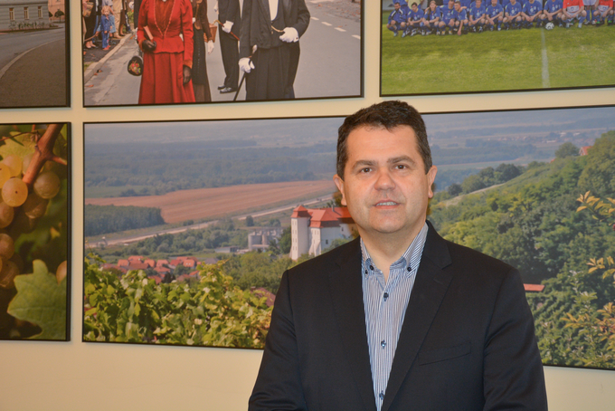 Župan Janez magyar si želi, da bi se z novim lastnikom čim prej sestali. | Foto: STA ,