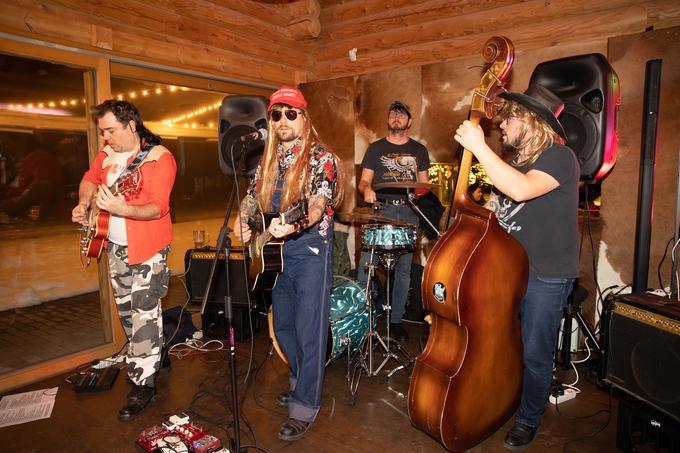 Gostje so se do jutranjih ur pozabavali ob zvokih banda Hank & his wild Racoons. Band je presenetil tudi s svojo opravo, ki je spominjala na avtohtone ameriške rokerje. | Foto: Katja Kodba