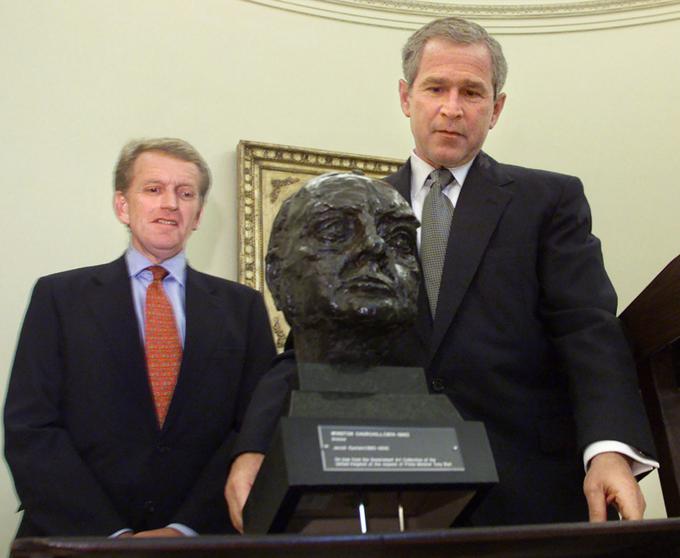 Donald Trump je občudovalec legendarnega britanskega premierja Winstona Churchilla. V Ovalno pisarno se tako vrača Churchillov kip, ki je bil v Beli hiši v času predsednika Georgea Busha mlajšega. | Foto: Reuters