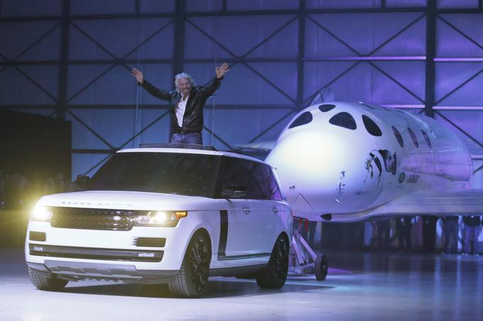 Življenje Richarda Bransona, povzeto v eni sami fotografiji. Ekstravagantno vozilo in širok nasmešek ob predstavitvi enega od številnih poslovnih podvigov.   | Foto: 