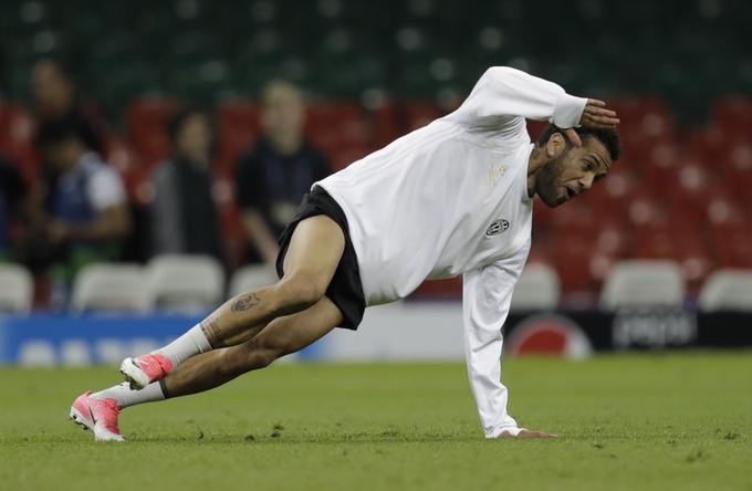 Dani Alves je bil na zadnjem treningu pred finalom, tako kot vedno, dobro razpoložen. | Foto: Reuters