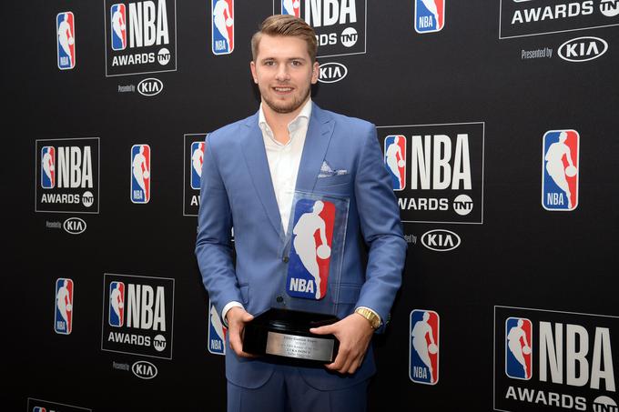 Luka Dončić je za izvrstne predstave v krstni sezoni v ligi NBA prejel priznanje za najboljšega novinca. | Foto: Reuters
