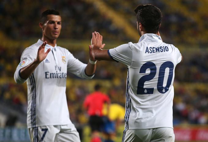 Tako je Cristiano Ronaldo čestital strelcu prvega zadetka Marcu Asensiu za prvi zadetek Reala proti Las Palmasu. | Foto: Reuters