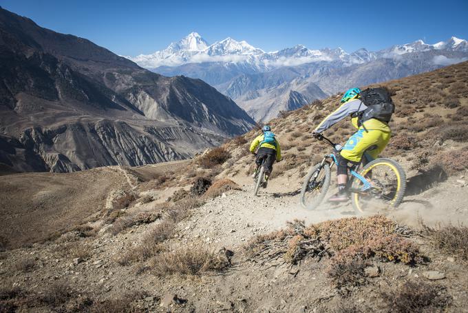 Oktobra lani je s skupino Slovencev kolesarila okrog Anapurne v Himalaji. | Foto: osebni arhiv/Lana Kokl