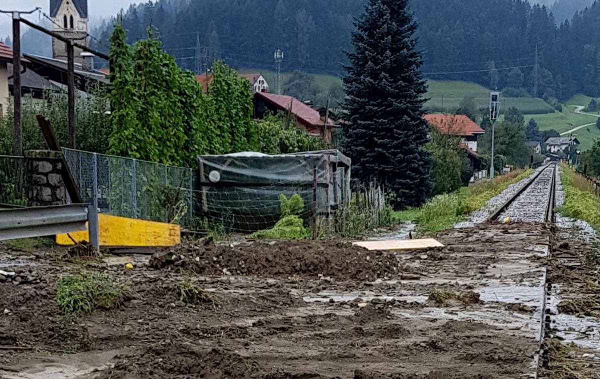 Neurje, Nevihta, poplave | V Vuzenici in njeni okolici so meteorne vode ogrožale več kot 40 stanovanjskih objektov, sprožilo se je tudi več zemeljskih plazov, med drugim na železniško progo Maribor-Dravograd, ki je še vedno zaprta. | Foto STA