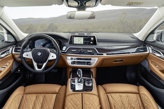Notranjost je dobila nekaj elementov iz nove generacije X5 in športne serije 8. | Foto: BMW