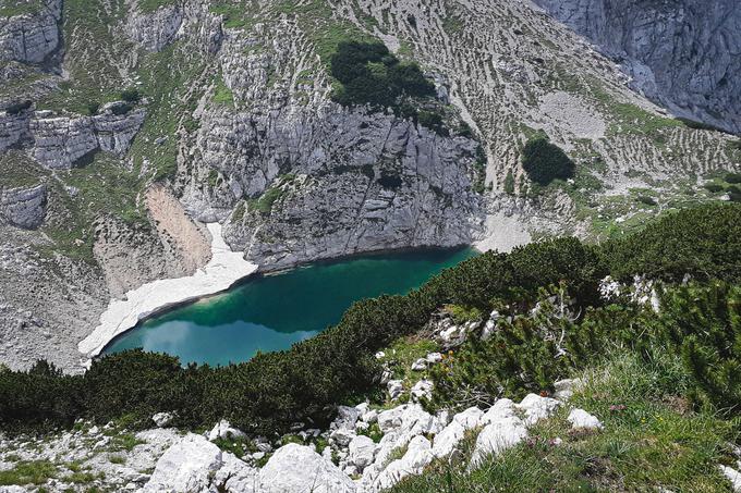 Nekaj sto metrov nižje od Pogačnikovega doma leži visokogorsko Spodnje Kriško jezero, ki je najtoplejše od treh Kriških jezer (od Srednjega in Zgornjega Kriškega jezera). | Foto: Alenka Teran Košir