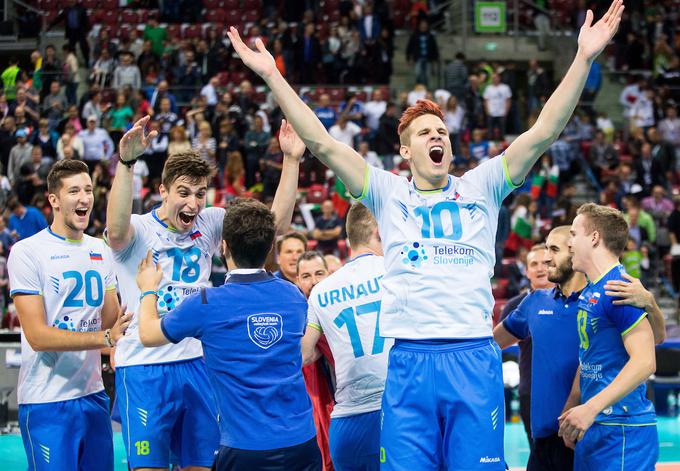 Takole so se slovenski odbojkarji veselili po odmevni zmagi nad Italijo v polfinalu. | Foto: Vid Ponikvar