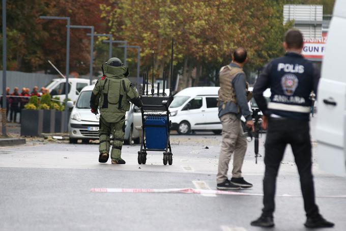 Po navedbah turškega notranjega ministrstva se je eden od napadalcev razstrelil, drugega so nevtralizirali. | Foto: Reuters