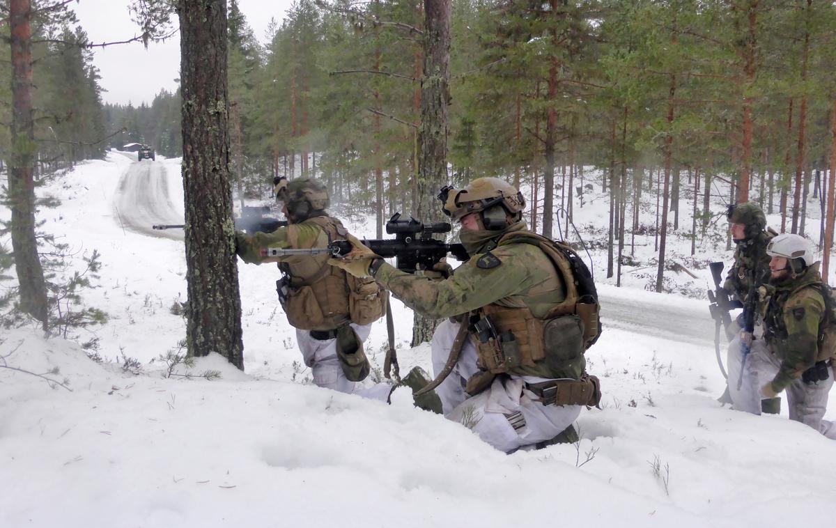 vojska | Na Norveškem, ki varuje severne meje Nata, je služenje vojaškega roka obvezno, vendar vojska vsako leto v svoje vrste pozove le okoli 8.000 najbolj motiviranih fantov in deklet, poroča AFP. | Foto Reuters
