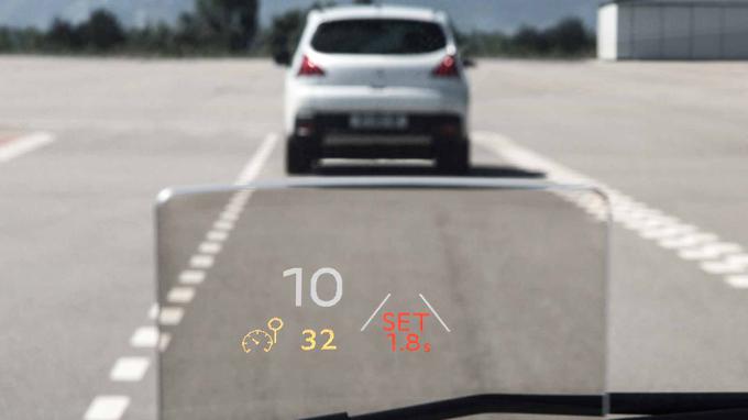 Nekatera vozila so opremljena s podatkom o času, ki ga pri trenutni hitrosti prevozimo na razdalji do vozila pred nami. | Foto: Dean Gostimirovič
