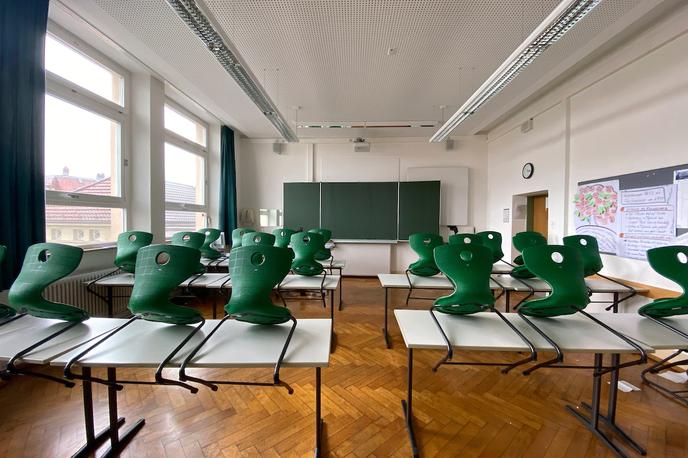 koronavirus prazna šola | Šolske učilnice so prazne, pouk se izvaja (tudi) prek digitalnih učilnic. | Foto Sportida