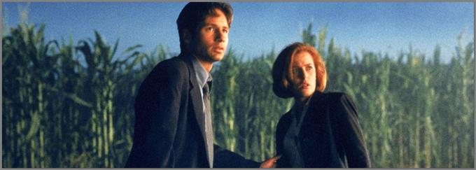 Posebna agenta FBI-ja Scully in Mulder (David Duchovny in Gillian Anderson) se med preiskavo skrivnostnega bombnega napada zapleteta v mrežo skrivnosti. Videti je, da je zločin povezan z naselitvenimi načrti tuje civilizacije, kar ameriško vlado prisili v več kot zgolj prikrivanje. Zgodba filma se navezuje na serijo, ki so jo na malih zaslonih izvirno predvajali med letoma 1993 in 2002. • V nedeljo, 29. 9., ob 2.15 na FOX Movies.*

 | Foto: 