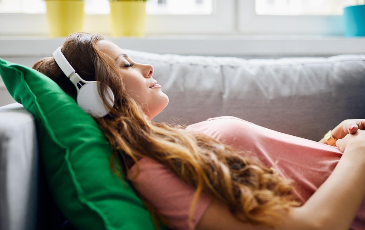 Poslušanje glasbe | Glasba, ki nam je všeč, sproža zelo zapletene možganske dejavnosti, ki vodijo do ugodja.