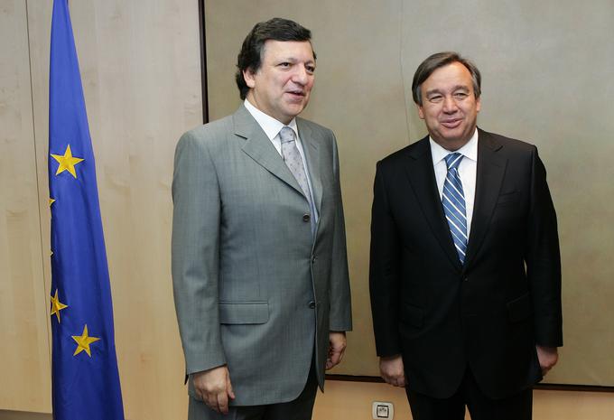 Portugalski je v uspelo v zadnjih letih zasesti kar dva pomembna mednarodna položaja. Leta 2004 je nekdanji portugalski premier Jose Manuel Barroso (levo) postal predsednik Evropske komisije, letos pa je Guterres zmagal v boju za generalnega sekretarja Združenih narodov. | Foto: Reuters