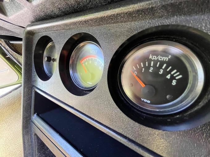 Med merilniki tudi podatek za pritisk olja v motorju. | Foto: Gregor Pavšič
