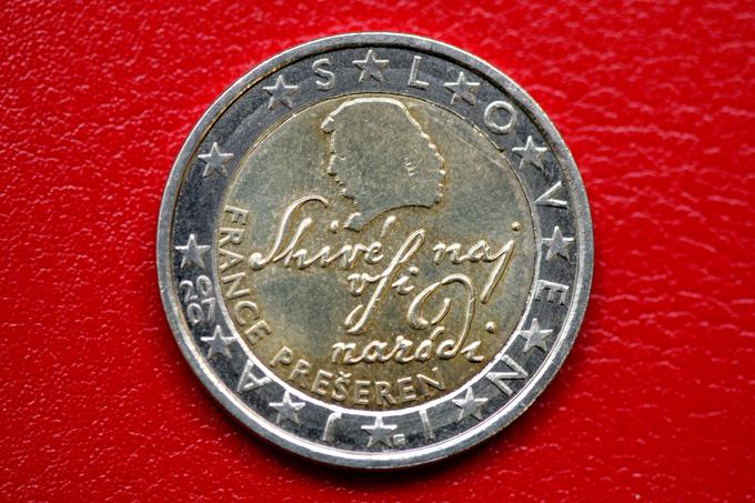 Pred uvedbo evra je Prešernova podoba krasila tolarski tisočak, danes pa jo najdemo na dvoevrskem kovancu.  | Foto: Tina Deu