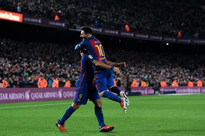 Luis Suarez se je zahvalil Messiju za nepričakovano "podajo", iz katere je padel drugi gol. | Foto: Guliverimage/Getty Images
