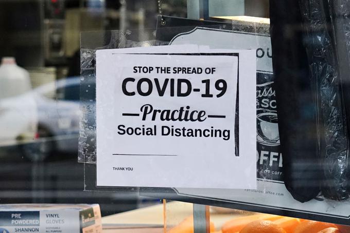 Tako pri bolezni covid-19 kot pri gripi je za zajezitev širitve pomembno, da se izogibamo stikom z okuženimi - pri covid-19 toliko bolj, ker številni okuženi sploh ne kažejo bolezenskih znakov. | Foto: Getty Images