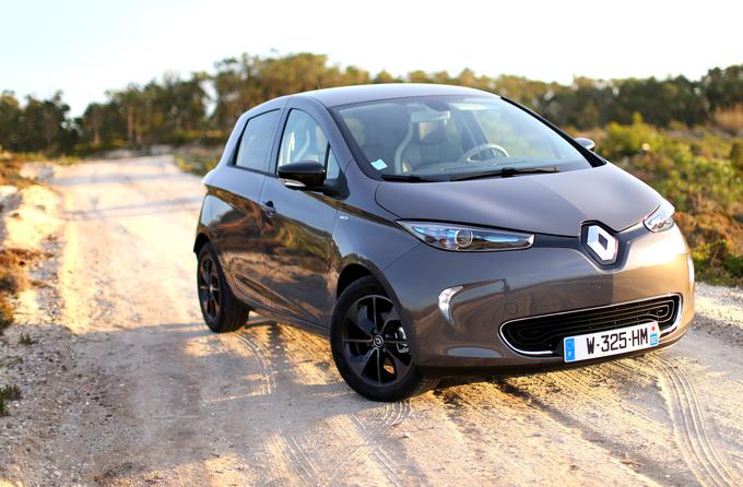 Renault ima s prenovljenim zoejem danes enega najbolj uporabnih električnih avtomobilov. Ta že odgovarja precejšnjemu krogu voznikov. Avtomobil ima baterijo s kapaciteto 40 kilovatnih ur, kar predstavlja 300 kilometrov (če se ravno ne vozimo veliko po avtocesti) realnega dosega. Odlika zoeja je tudi hitro in učinkovito polnjenje baterije.  | Foto: Gregor Pavšič